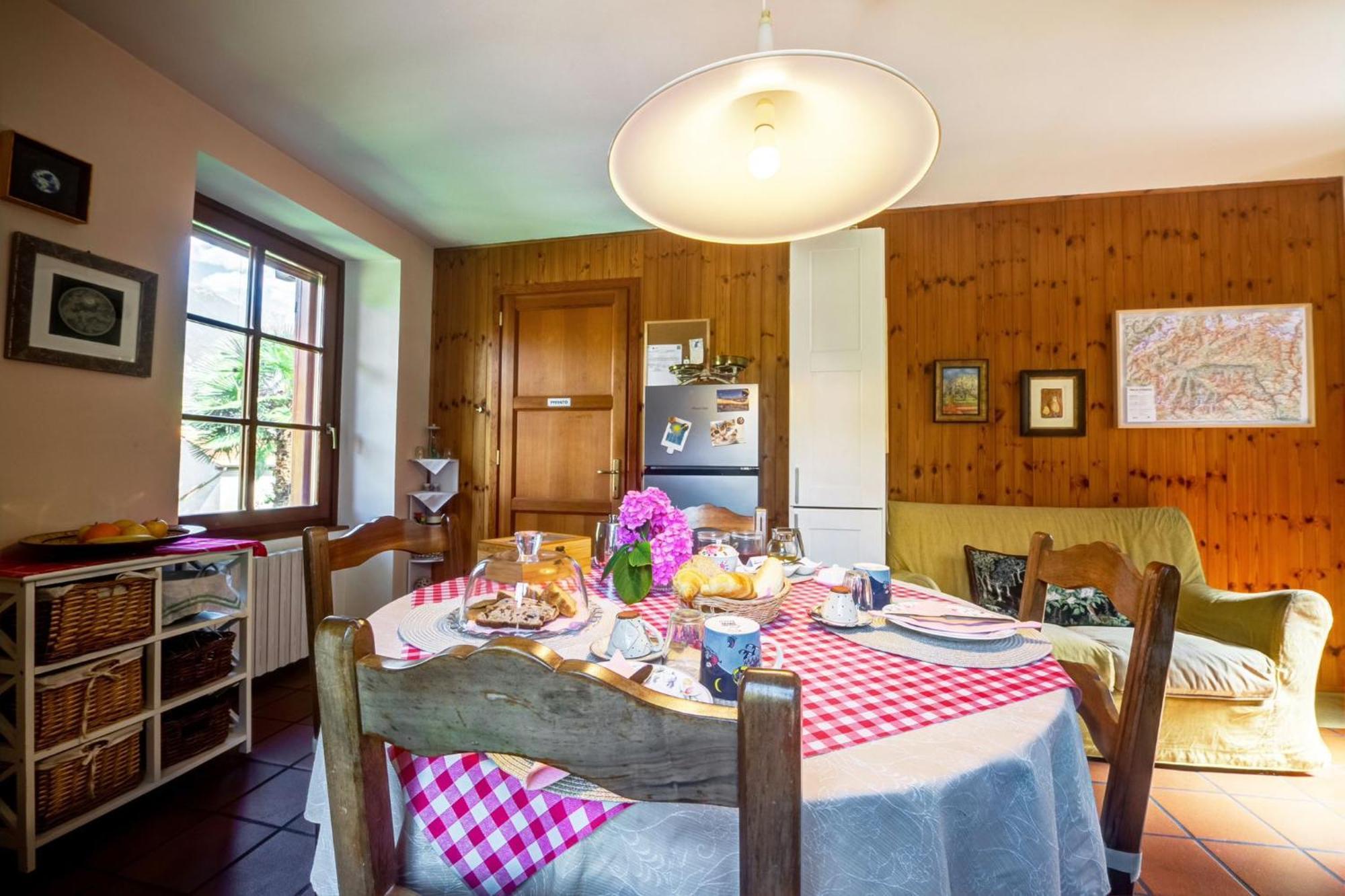 Il Pellegrino Bed & Breakfast Issogne Bagian luar foto